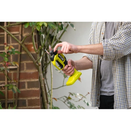 фото аккумуляторный бесщеточный секатор ryobi one+ ry18scxa-0 5133005025